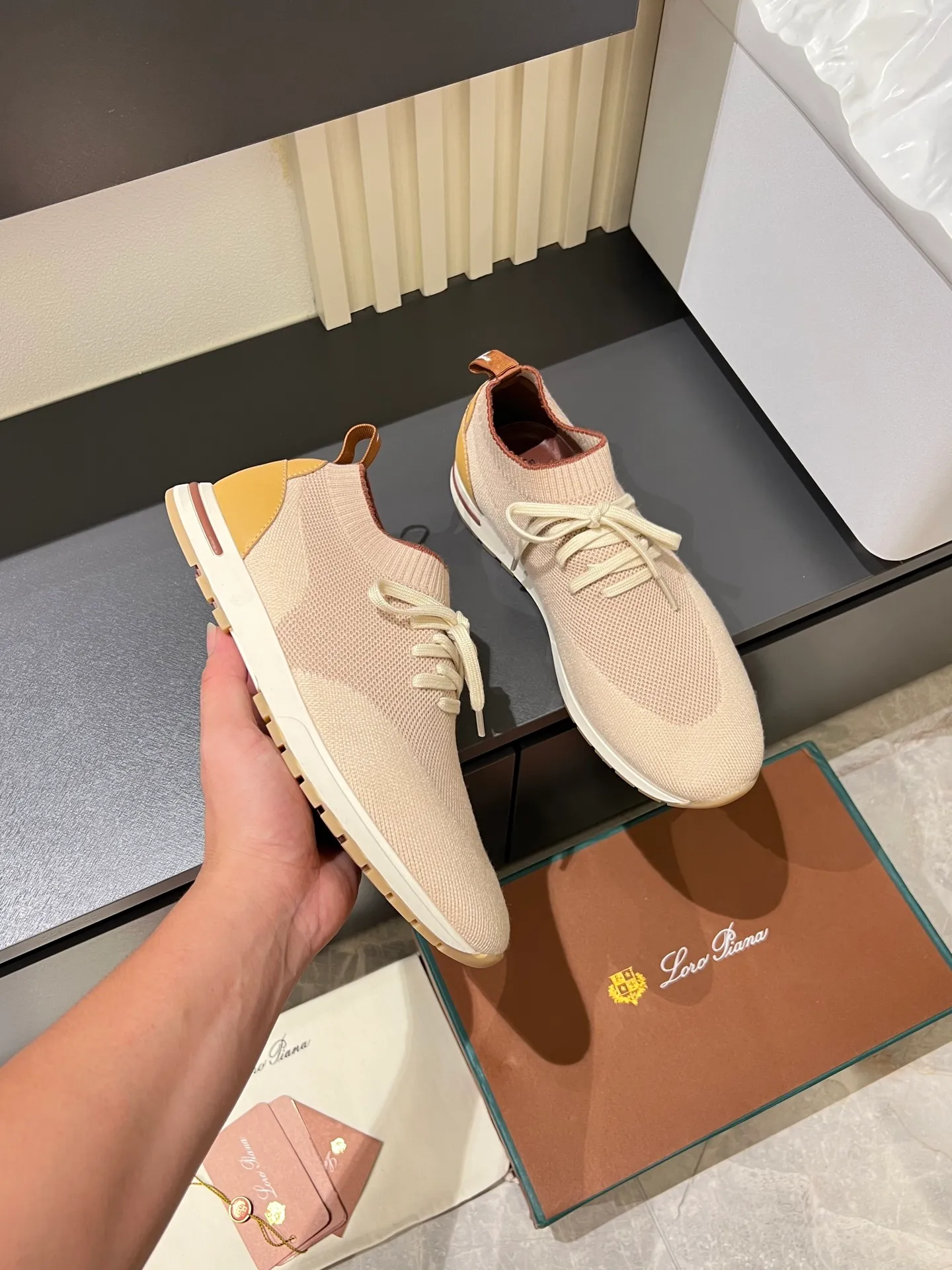 Men's Men's Shoes 💰p380 Loro Men's Shoes 💰piana/Noyo Piana 360 L Men's Shoes 💰p Flexy Walk Men's Sports Shoes These sports shoes are made of knitted wool uppers, and the heel is wrapped in smooth calf leather. Merino sheep are selected from Australia and New Zealand. The upper is machine-woven like a sweater, and then equipped with a white rubber outsole and a Kummel-colored sole. It is both beautiful and non-slip. The fabric is 100% cashmere and the insole is calf leather. It is super comfortable on the feet! Comes with full original packaging! Multiple colors available! Size: 38-44 (45 customized)